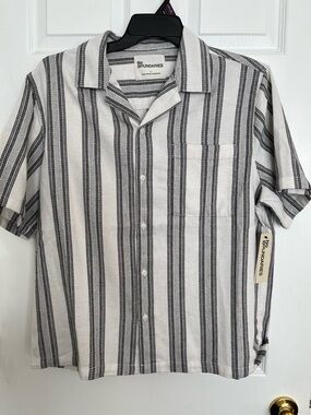 No Boundaries Men's Short Sleeve Striped Button-Up Shirt - White & Black